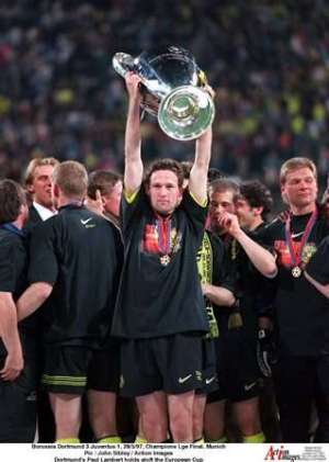 Lambo-Rambo: Paul Lamberts lifts the Champions League trophy high after beating Juventus 3-1 with Dortmund (Photo by John Sibley / Action Images)