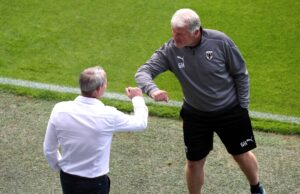 Charlton manager Lee Bowyer and Wimbledon head coach Glyn Hodges