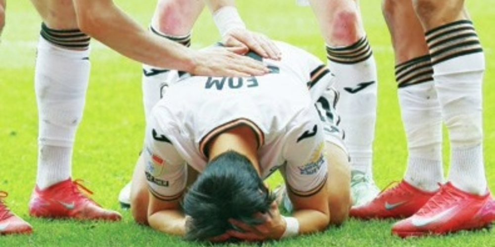 Ji-Sung Eom celebrates
