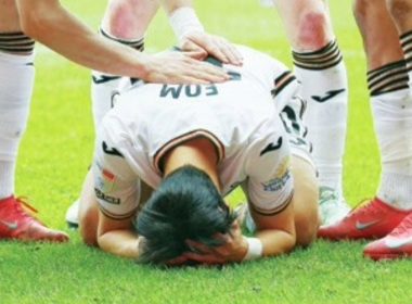 Ji-Sung Eom celebrates