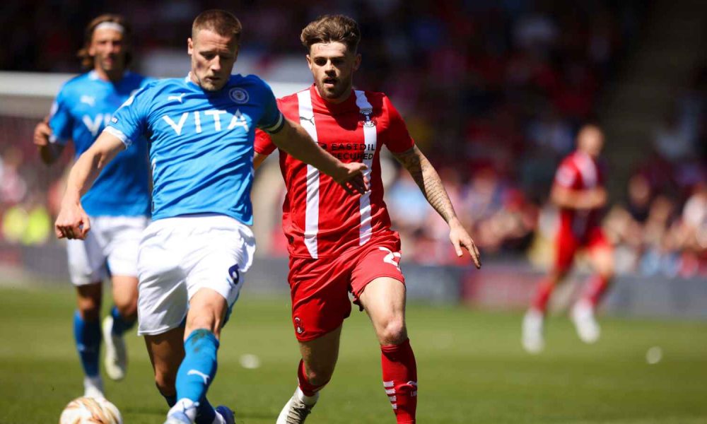 Leyton Orient’s Charlie Kelman goes up against Stockport County defender Fraser Horsfall PICTURE: Alamy