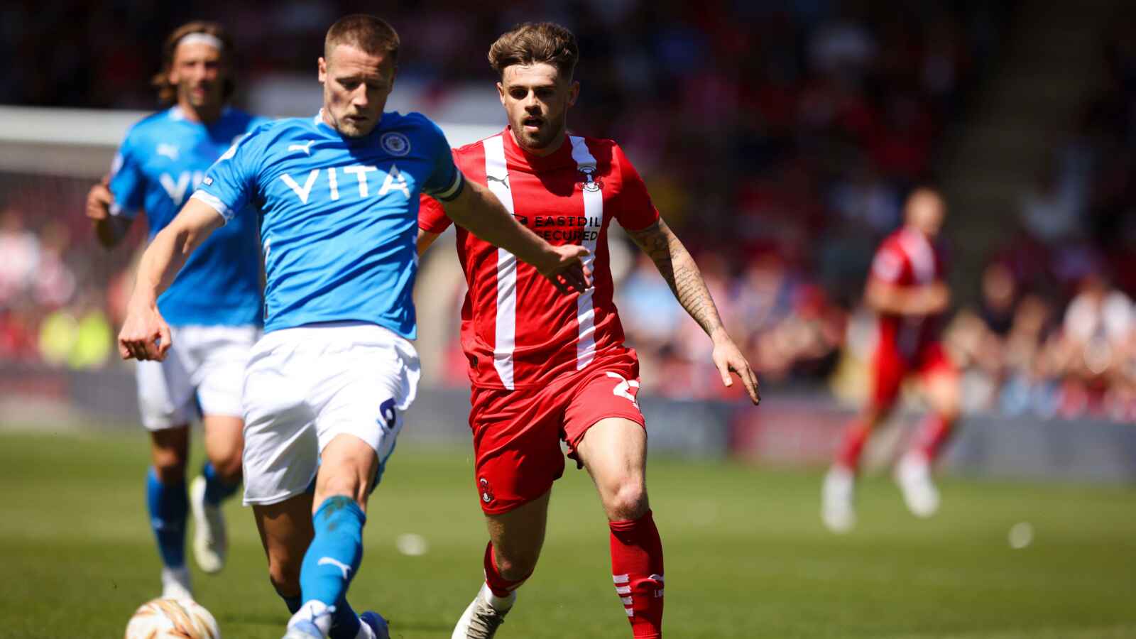 Leyton Orient’s Charlie Kelman goes up against Stockport County defender Fraser Horsfall PICTURE: Alamy