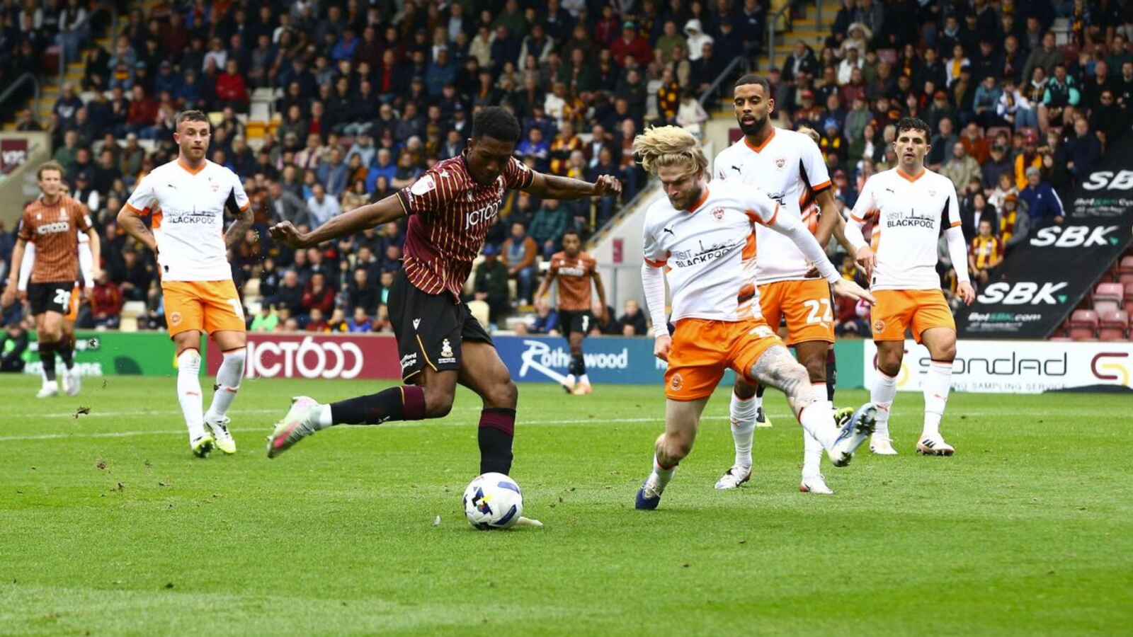 Josh Neufville gets set to fire home the winner