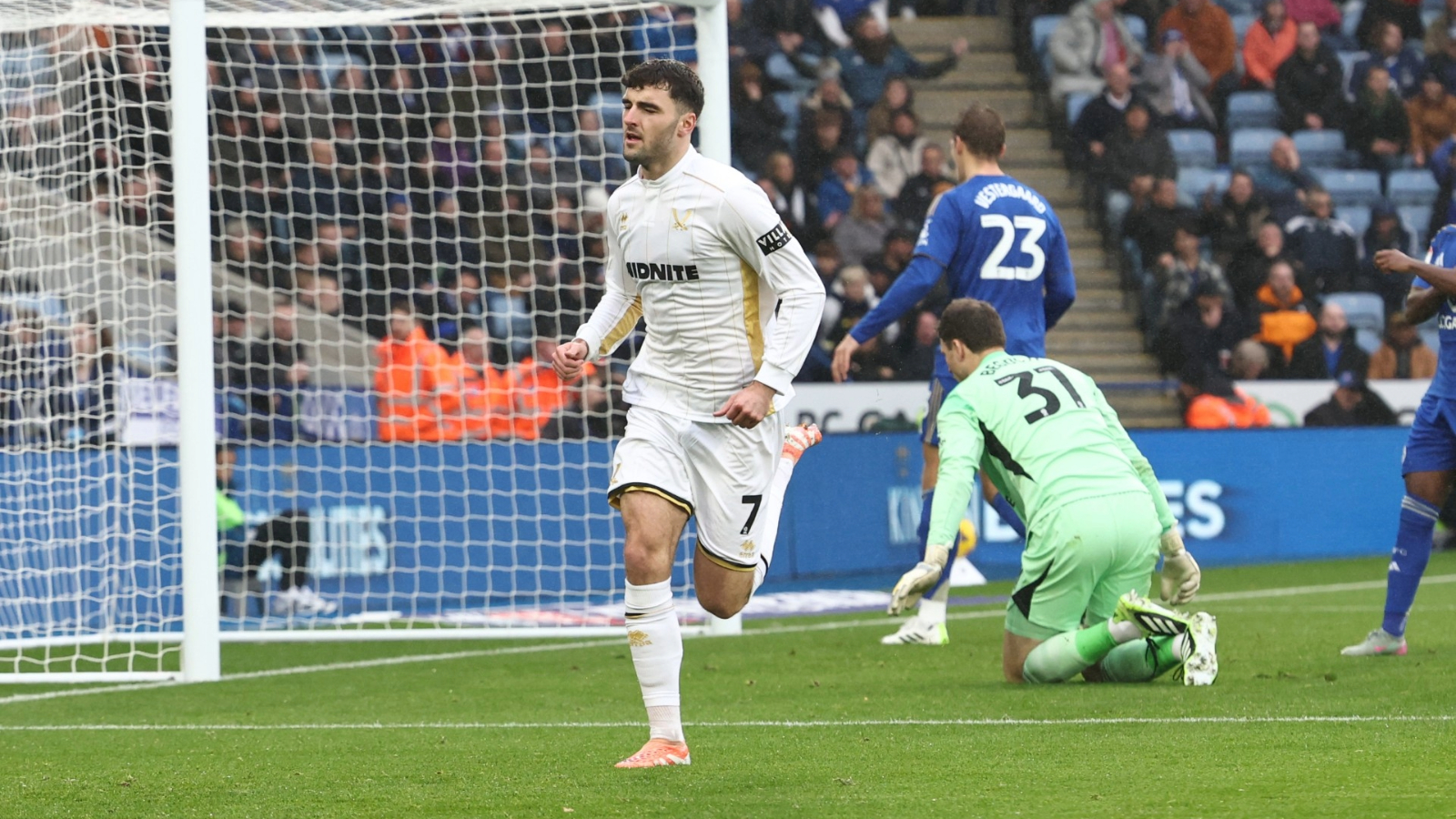 Tom Cannon (7) celebrates opening the scoring for Sheffield United