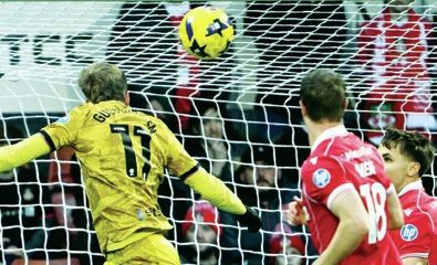 Andri Gudjohnsen scores