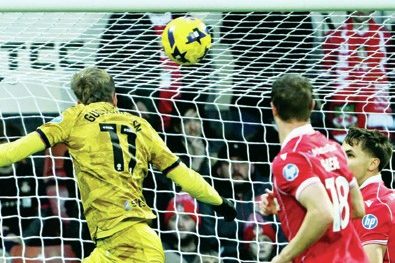 Andri Gudjohnsen scores