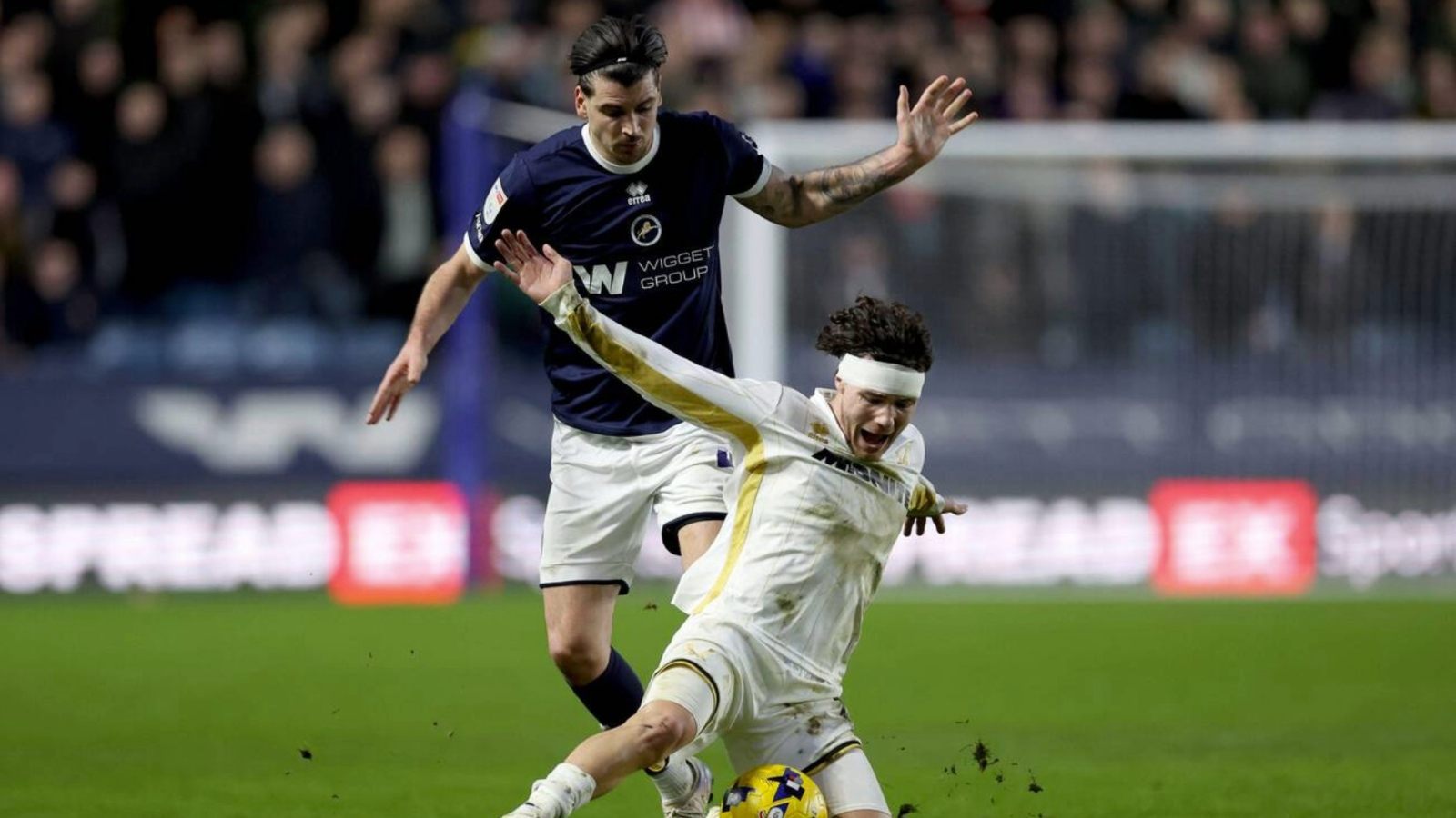Millwall’s Tristan Crama and Sheffield United’s Callum O’Hare battle for the ball