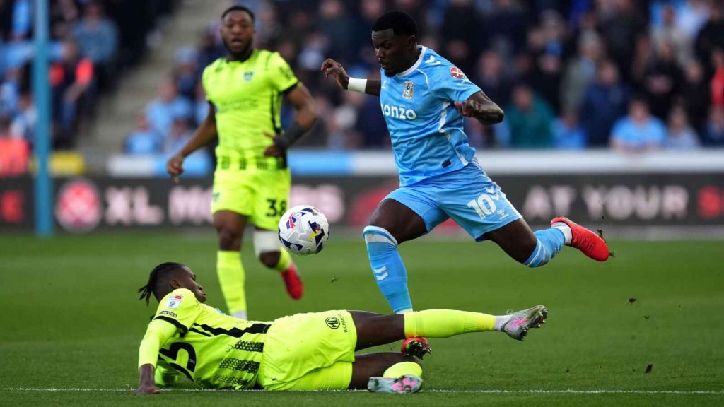 Coventry City&rsquo;s Ephron Mason-Clark, right, takes on Portsmouth&rsquo;s Madiodio Dia