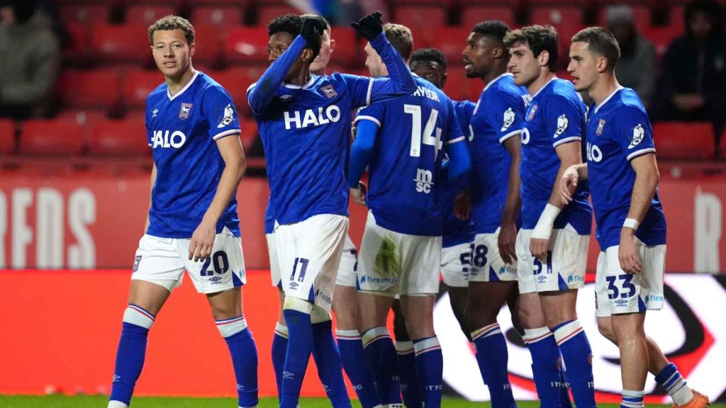 Ipswich Town moved back up to second