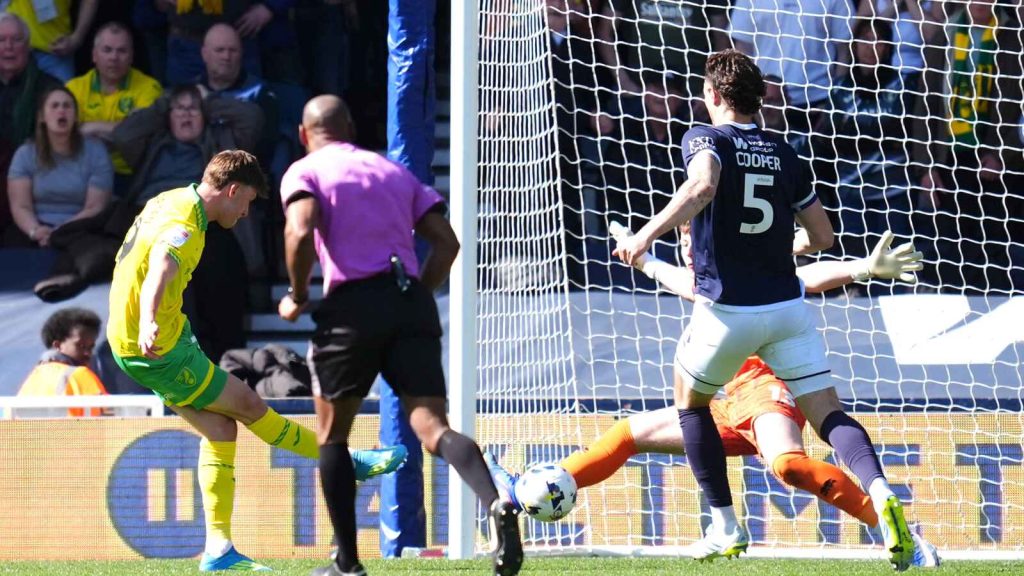 Oscar Schwartau scores the winner for Norwich City