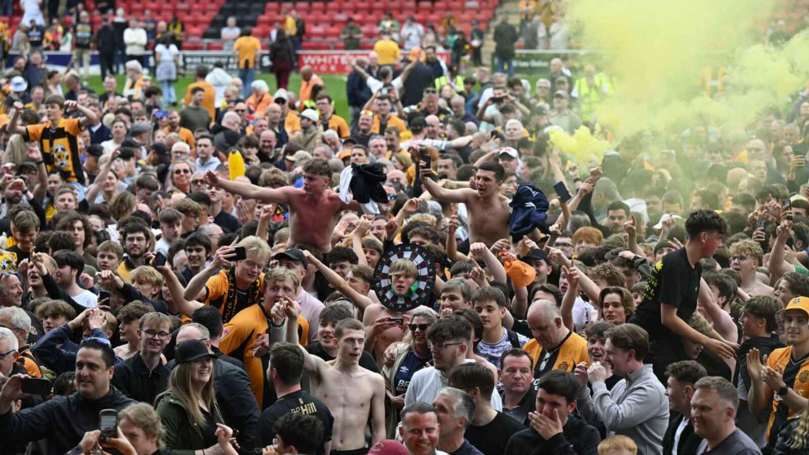 Cambridge United fans celebrate promotion to League One