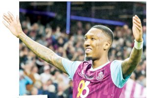 TAKE THE ACCLAIM: Jaidon Anthony celebrates scoring Burnley’s second and, inset, boss Scott Parker salutes the fans PICTURES: Alamy