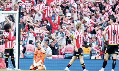 Sheffield United players in despair as Sunderland fans savour their last-gasp winner
