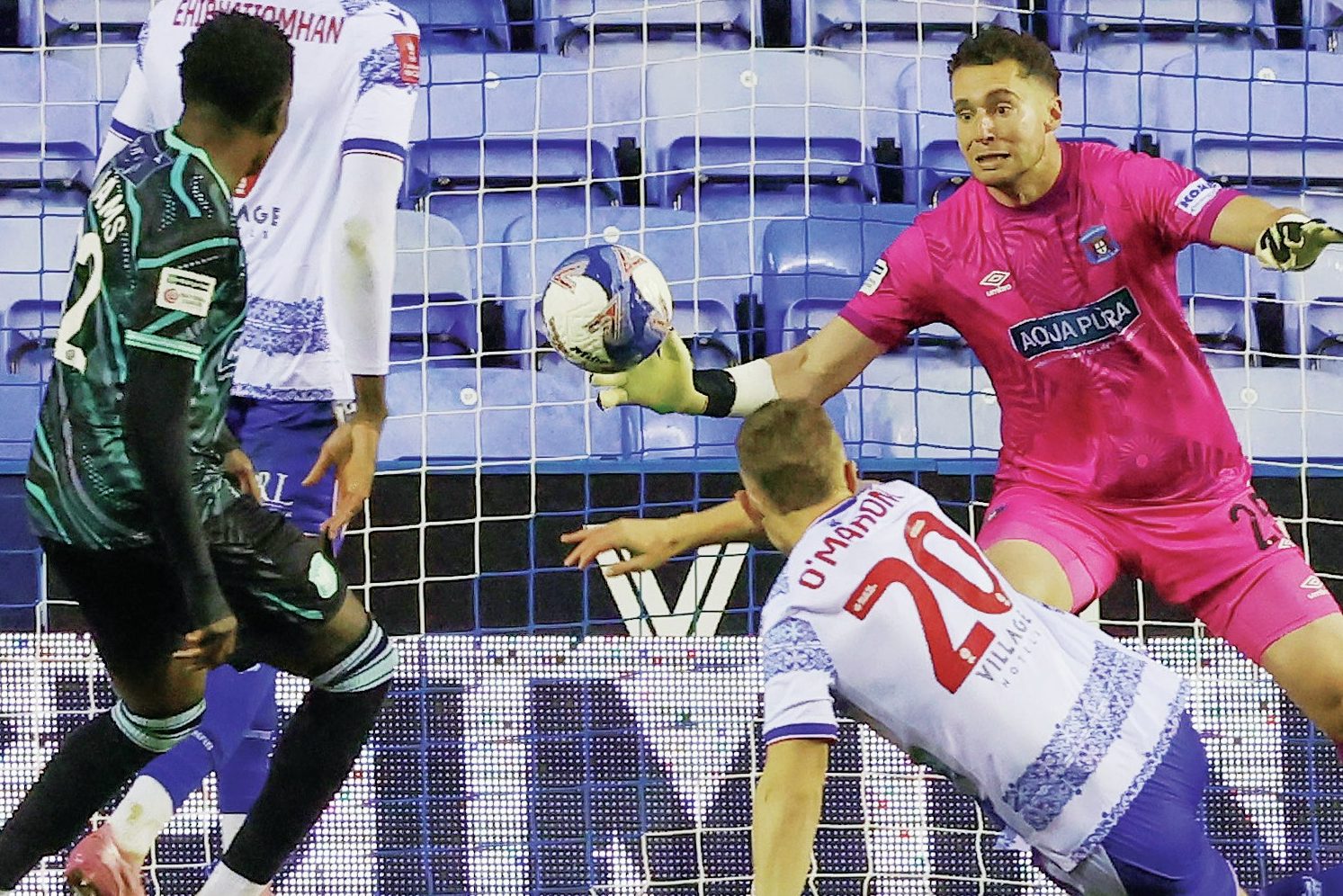 Mark O’Mahony scores Reading’s second
