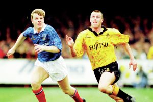 ambridge United’s Steve Claridge, right, and Portsmouth’s Andy Awford